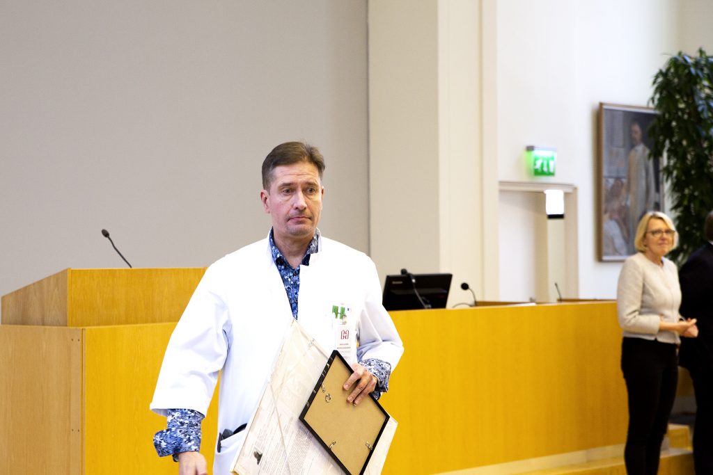 Kuvassa lääkäri Petri Koskinen.
