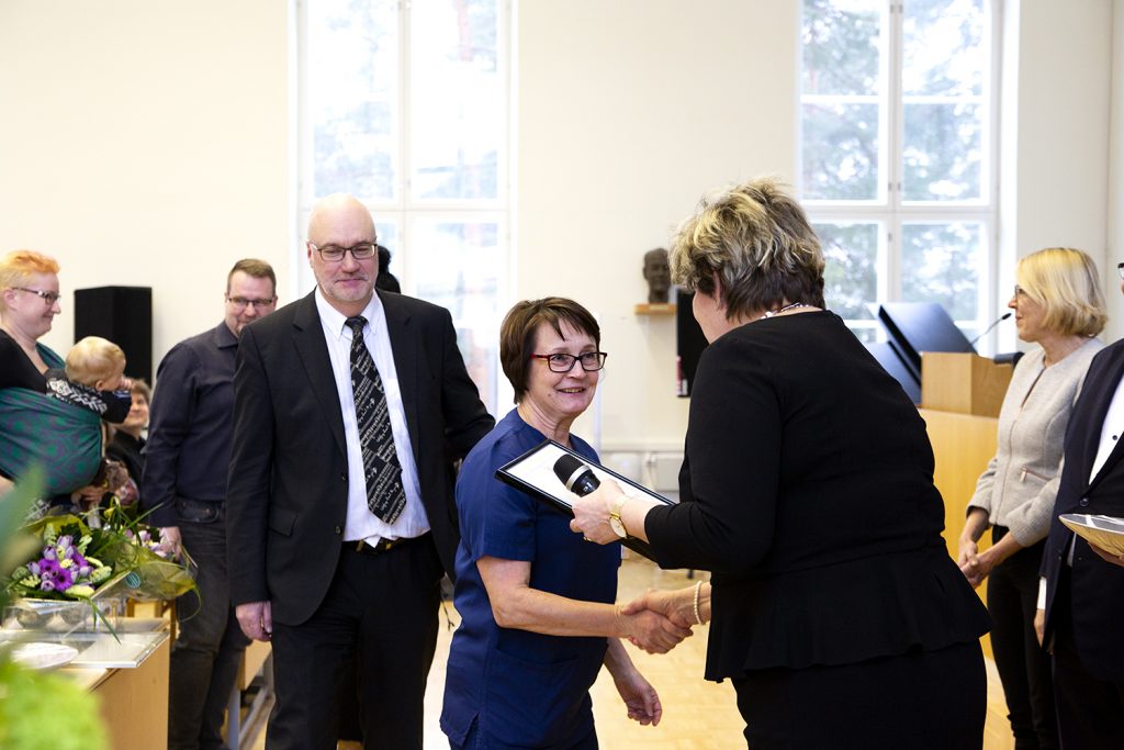 Kirsi Leino kättelemässä palkintojen vastaanottajia Potilas ensin -gaalassa. 