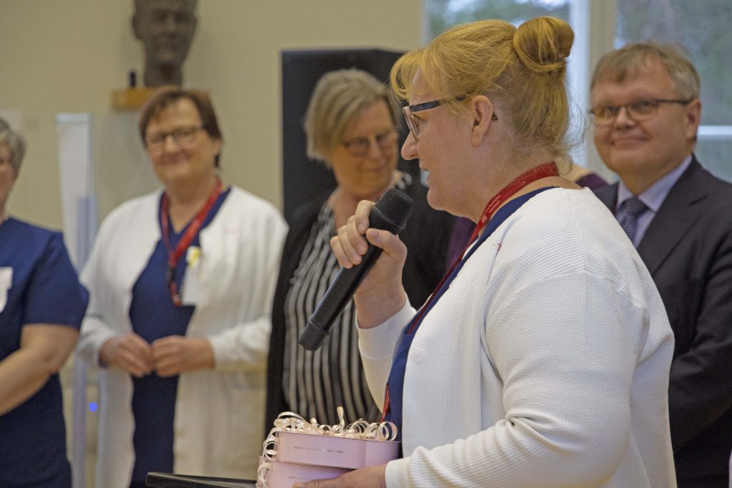 osastonhoitaja Eila Henriksson otti vastaan päiväsairaaloiden palkinnot.